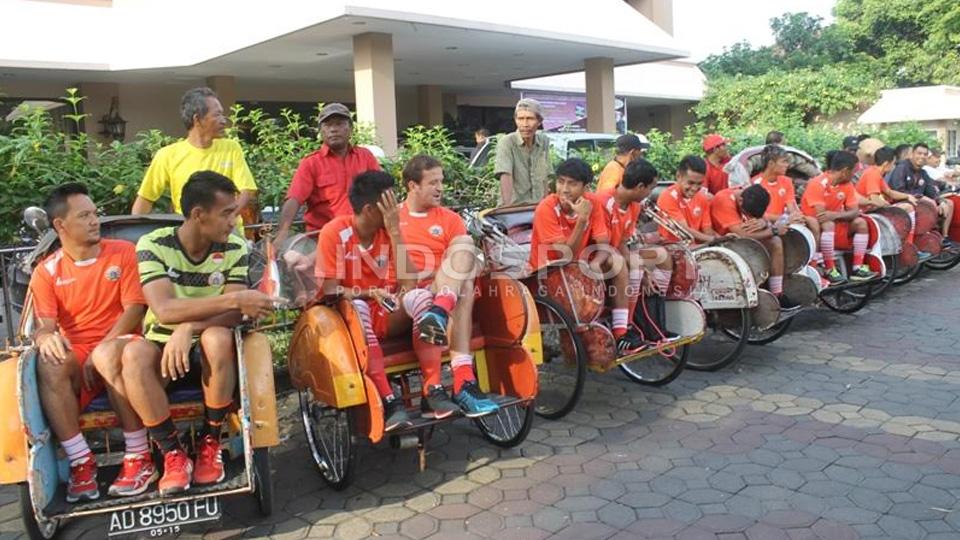Tim Persija Jakarta naik becak - INDOSPORT